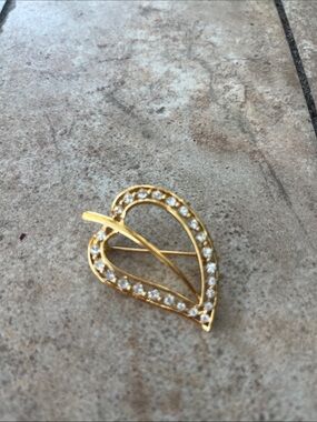 Gold Heart-Shaped Crystal Brooch - Elegant Women’s Jewelry